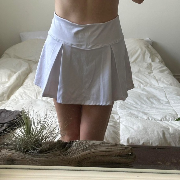 White tennis skirt with built-in shorts - Picture 3 of 8